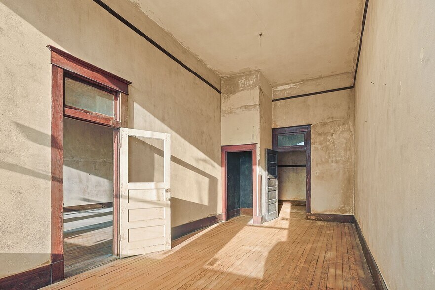 More Photos Of 125 S Waco St, Hillsboro Office For Lease