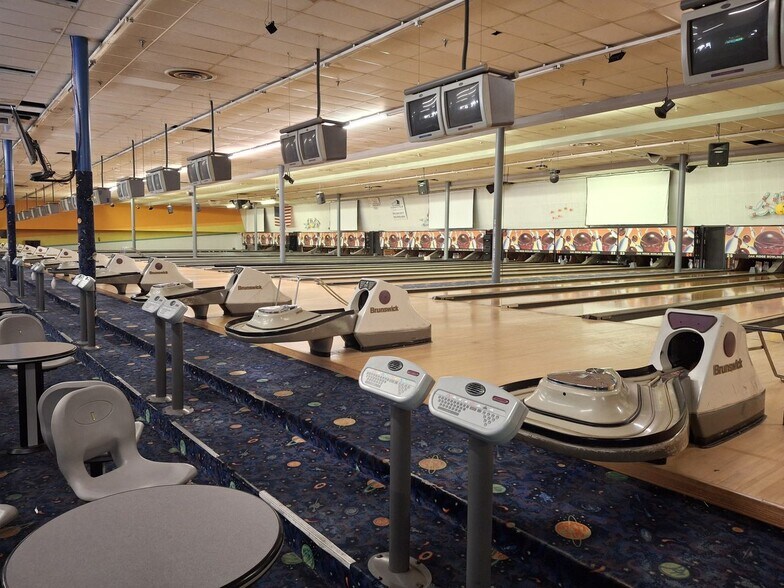 More Photos Of 216-246 S Illinois Ave, Oak Ridge General Retail For Sale