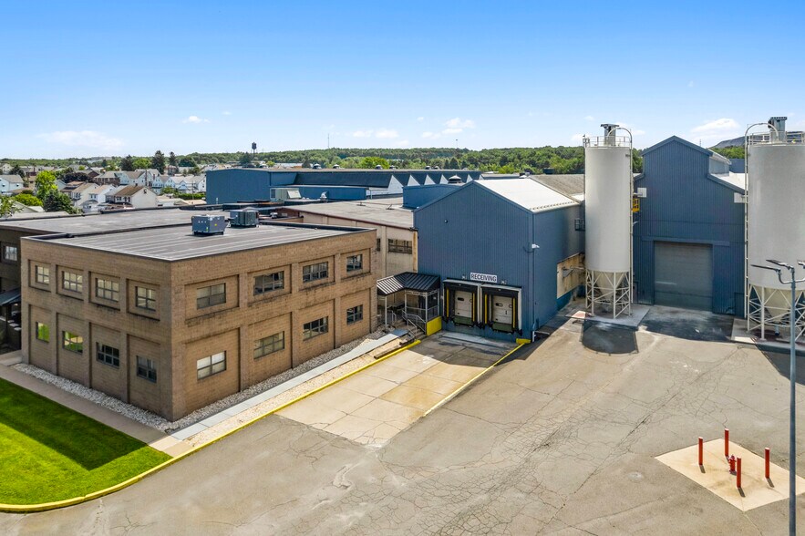 More Photos Of 101 Carleton Ave, Hazleton Manufacturing For Sale