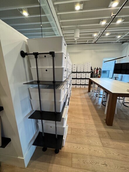 More Photos Of 4554 Forestdale Dr, Park City Showroom For Lease