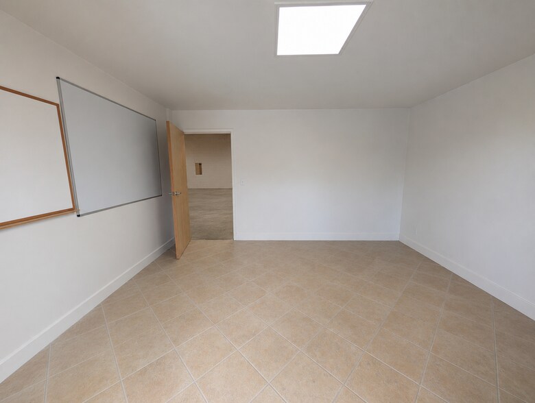 More Photos Of 3754 N Mission Rd, Los Angeles Manufacturing For Lease
