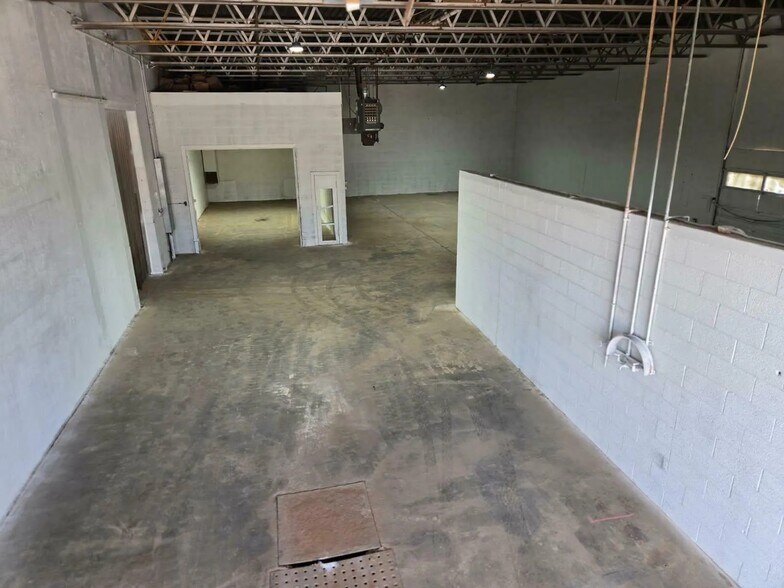 More Photos Of 3418 W Highway 80, Big Spring Warehouse For Lease