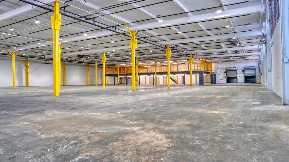 More Photos Of 100 Commercial St, Plainview Warehouse For Lease