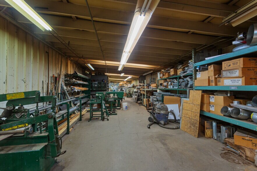 More Photos Of 710 4th St, Shenandoah Warehouse For Sale