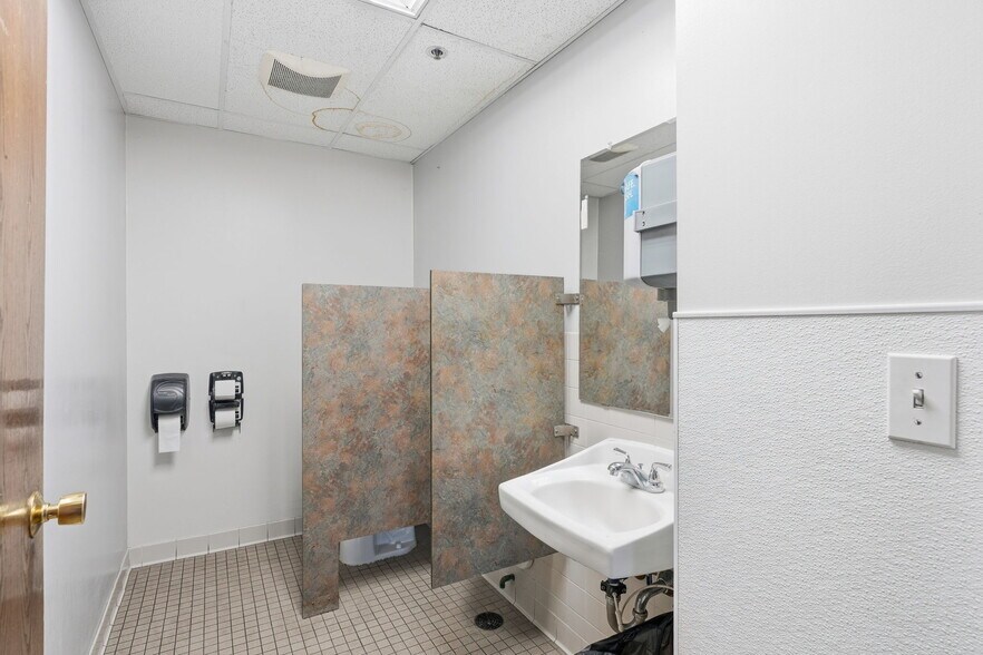 More Photos Of 8201 NE Hickory St, Minneapolis Truck Terminal For Sale