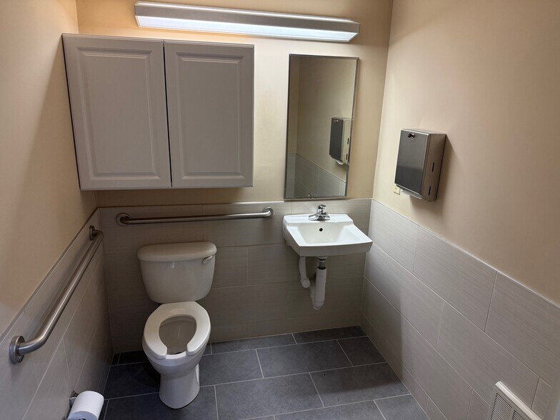 More Photos Of 211 W Matthews St, Matthews Office For Sale