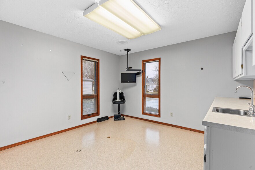 More Photos Of 709 Staunton Rd, Gillespie Office For Sale