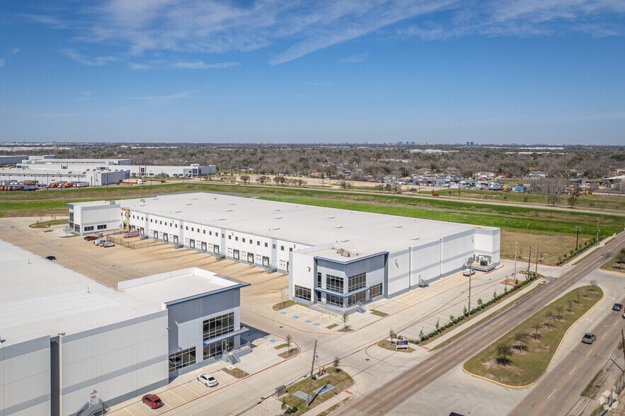 More Photos Of 15012 S Post Oak Rd, Houston Unknown For Lease