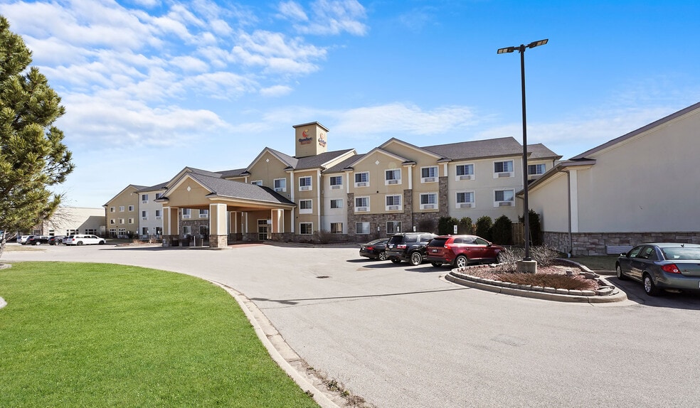 More Photos Of 725 Paradise Ln, Johnson Creek Hotel For Sale