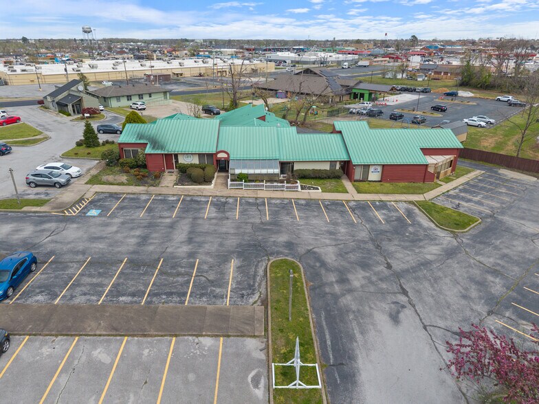 More Photos Of 1102-1108 Poplar Pl, Rogers Medical For Lease