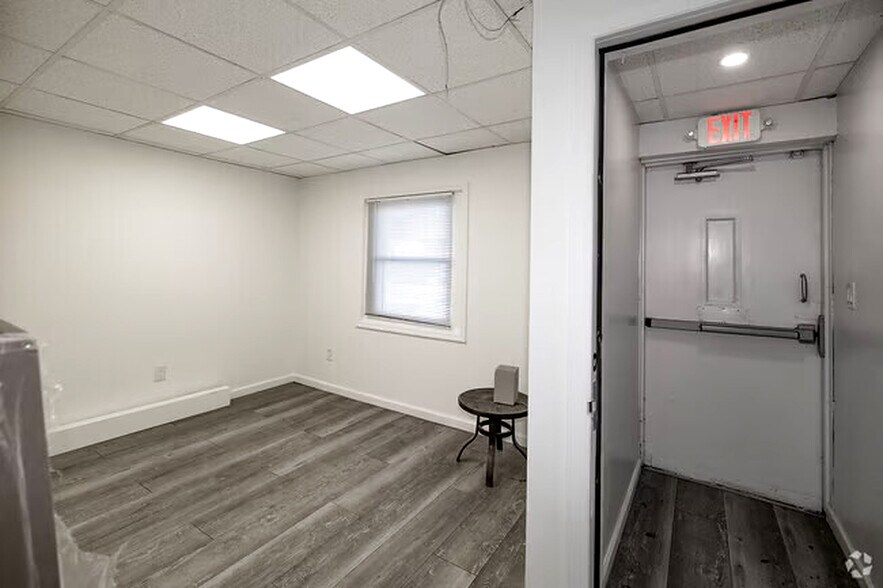 More Photos Of 700 Summa Ave, Westbury Distribution For Sale