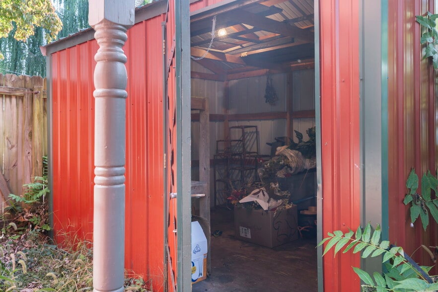 More Photos Of 901 Franklin Ave, Lexington General Retail For Sale