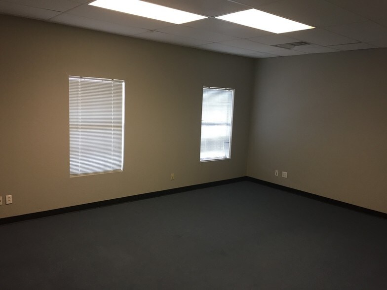 More Photos Of 337 Oaks Trl, Garland Office For Lease