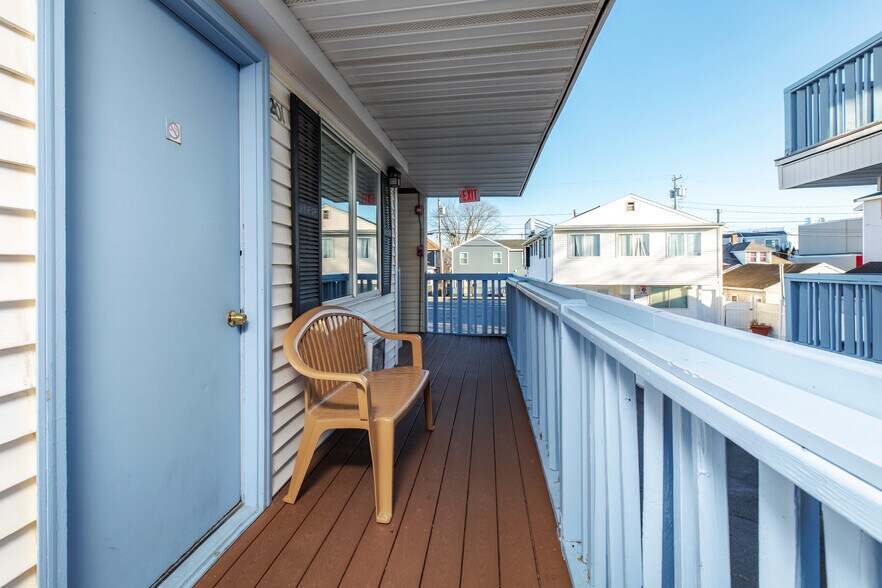 More Photos Of 198 Ashworth Ave, Hampton Hotel For Sale