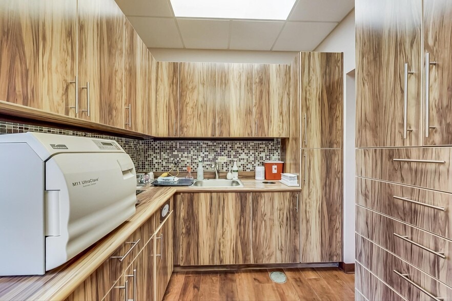 More Photos Of 1421-1431 McHenry Rd, Buffalo Grove Office For Sale