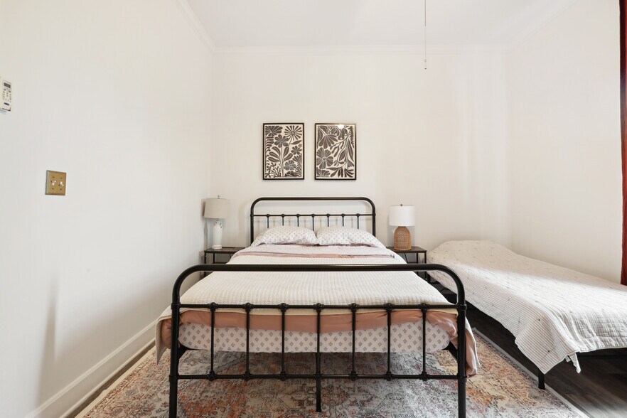 More Photos Of 4 Depot st, Elgin Hotel For Sale