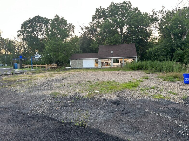 More Photos Of 861 DeKalb Pike, Center Square Industrial For Lease