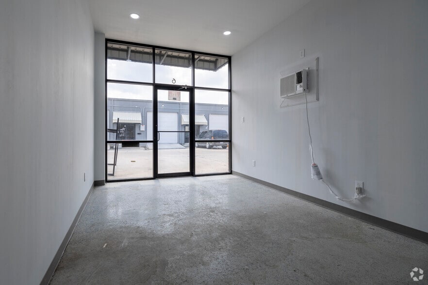 More Photos Of 130 Mitchell Rd, Houston Unknown For Lease