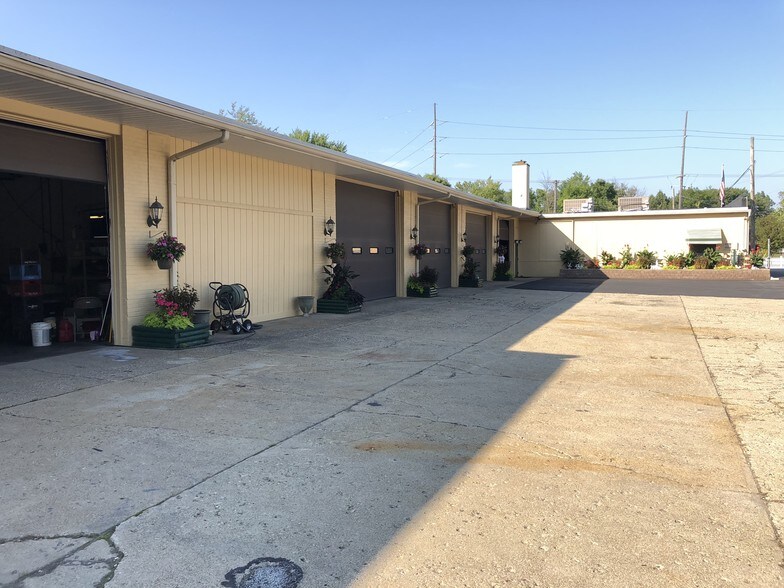 More Photos Of 56495 Grand River Ave, New Hudson Warehouse For Lease
