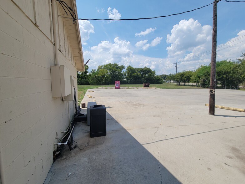 More Photos Of 23608 Tx-36, Damon General Retail For Sale