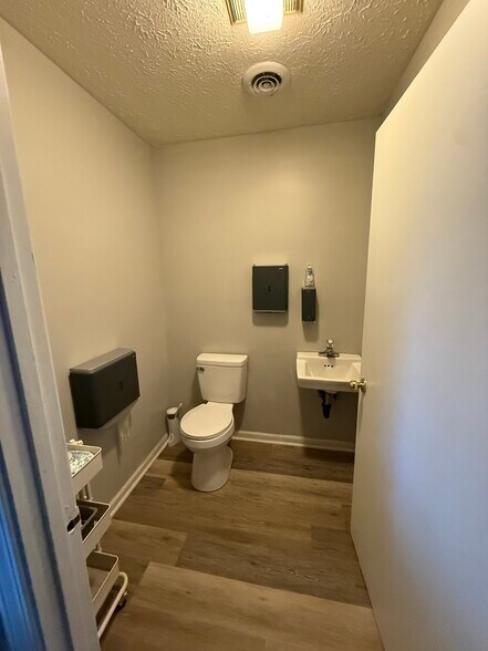 More Photos Of 114 S Maple St, Winchester Office For Lease