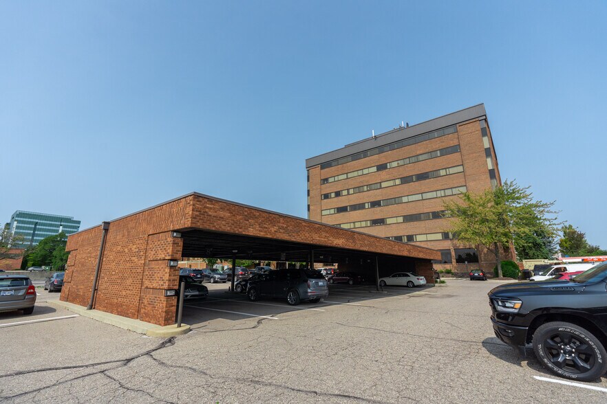 More Photos Of 2075 W Big Beaver Rd, Troy Office For Lease