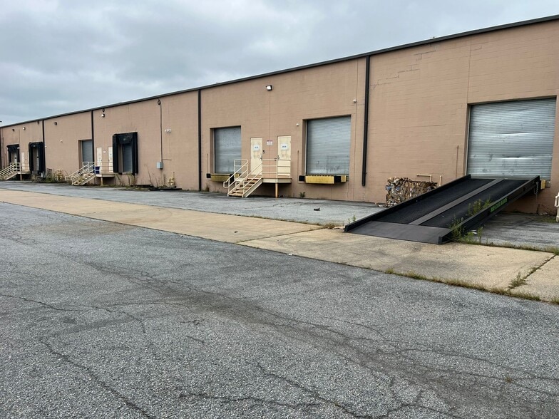 More Photos Of 144 Quigley Blvd, New Castle Warehouse For Lease