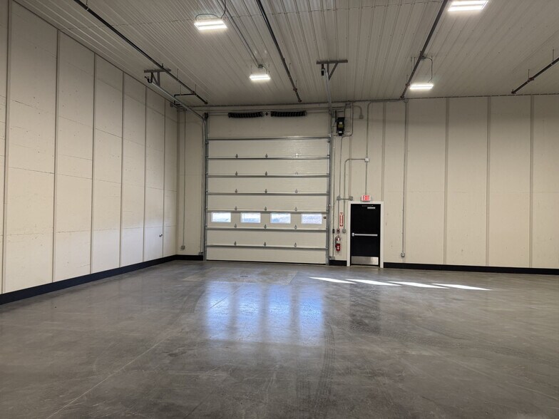 More Photos Of 5930 NW Beaver Dr, Johnston Showroom For Lease