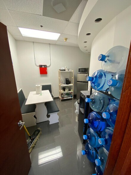 More Photos Of 10508 N Kendall Dr, Miami General Retail For Lease