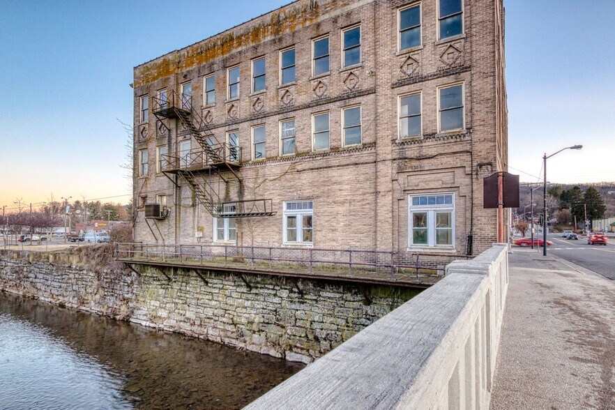 More Photos Of 110 N Washington Ave, Pulaski Flex For Sale