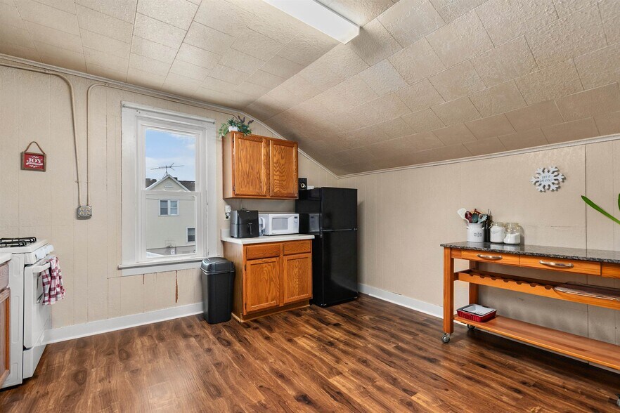 More Photos Of 1027 S Main St, Oshkosh Restaurant For Sale