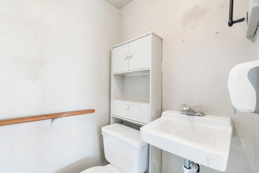 More Photos Of 203 South St, Ozark Auto Dealership For Sale