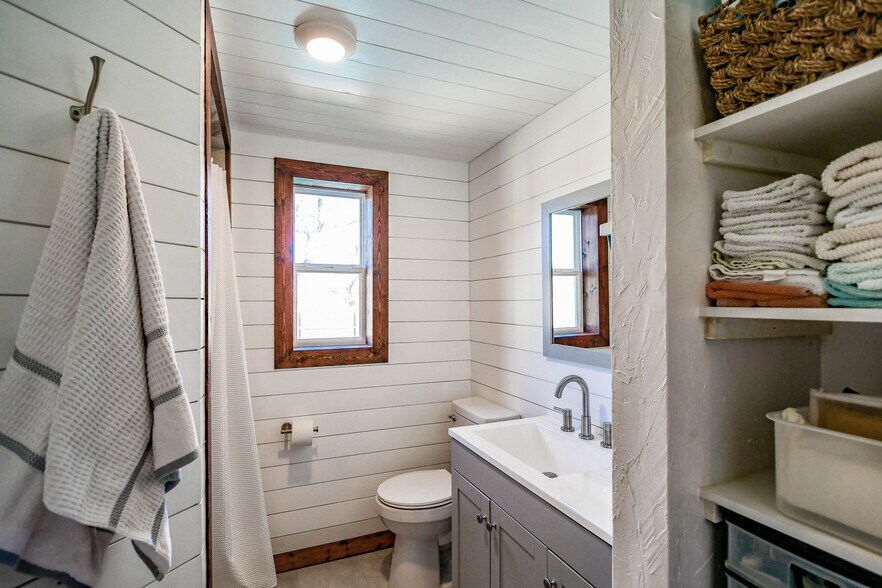 More Photos Of 512 N Travis St, Granbury Hospitality For Sale