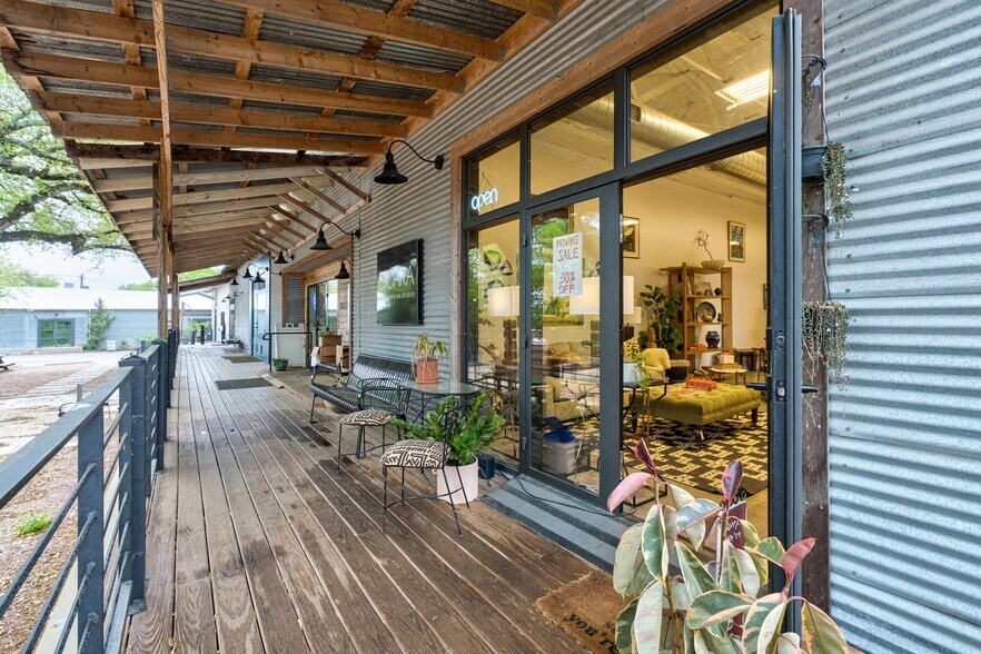 More Photos Of 330 W Mercer St, Dripping Springs Freestanding For Lease