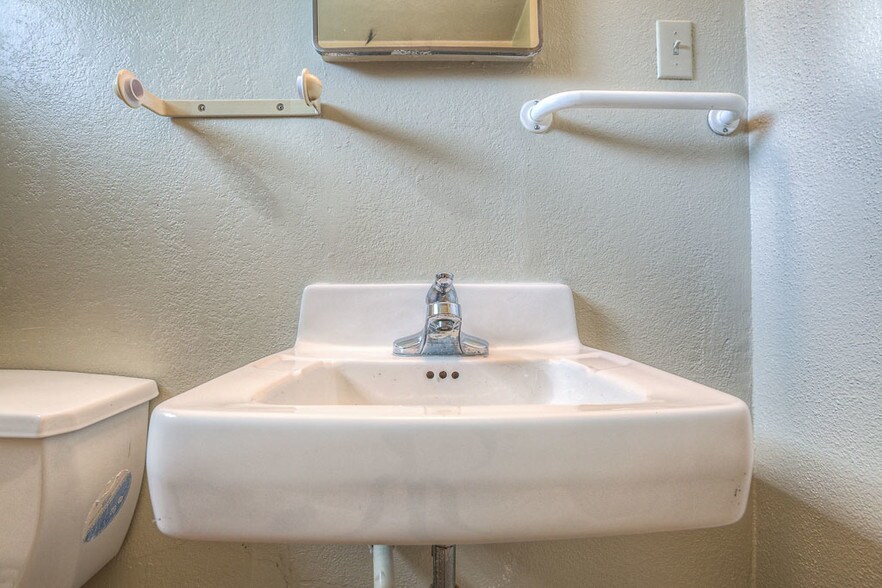 More Photos Of 6907 Almeda Rd, Houston Office For Sale