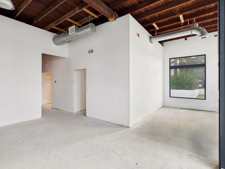 More Photos Of 1111 5th Ave S, Naples Freestanding For Sale