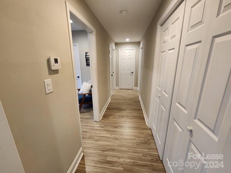 More Photos Of 1508 Remount Rd, Charlotte Showroom For Lease