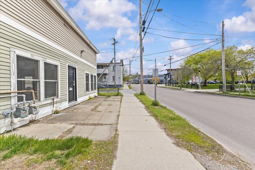 More Photos Of 21 Bright St, Burlington Freestanding For Sale