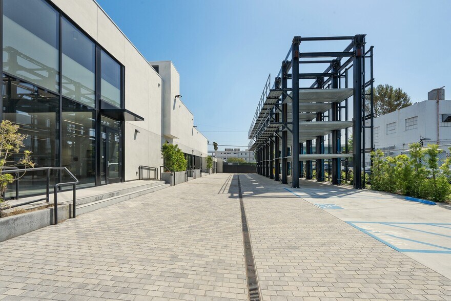 More Photos Of 940 N Highland Ave, Los Angeles Loft Creative Space For Lease