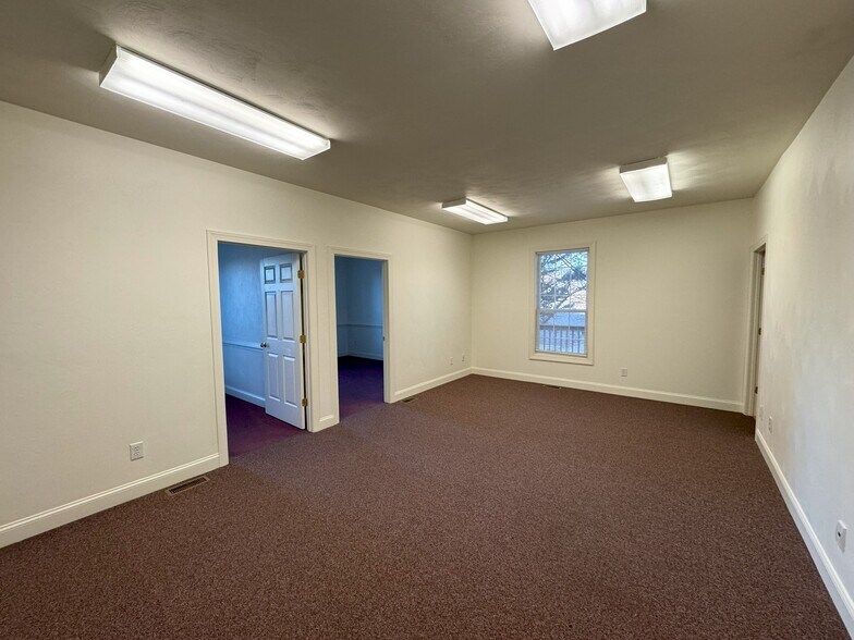 More Photos Of 5 W Back St, Fincastle Office For Lease
