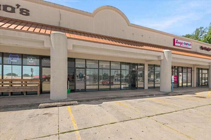 More Photos Of 1708-1722 E Sangamon Ave, Springfield Storefront For Lease