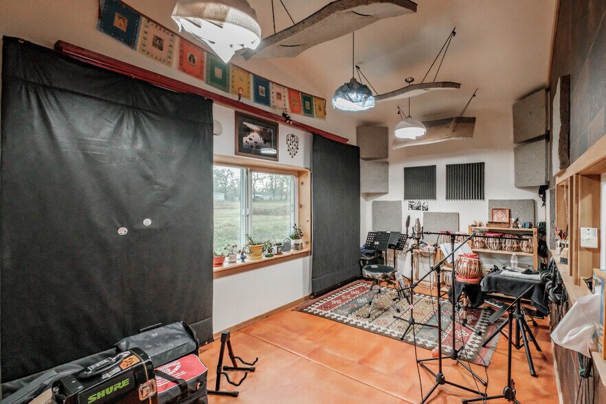 More Photos Of 909 Curry Rd, Roseburg Specialty For Sale