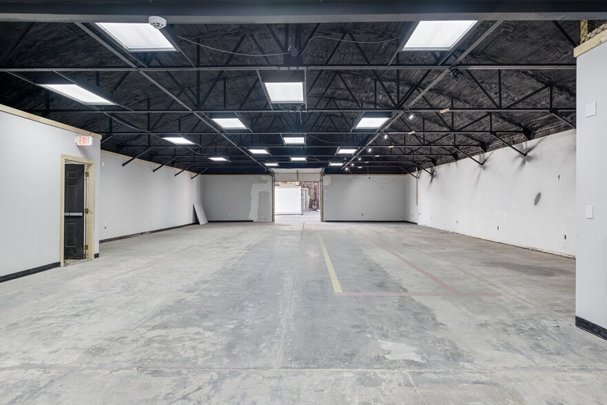 More Photos Of 108 W Smith St, Gallatin Showroom For Lease