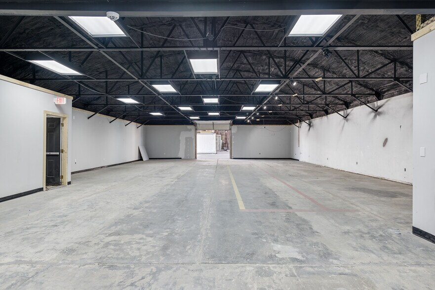 More Photos Of 108 W Smith St, Gallatin Light Distribution For Lease