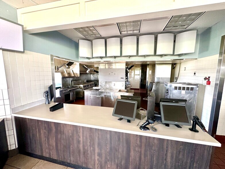More Photos Of 1209 Broadway Ave E, Mattoon Fast Food For Sale