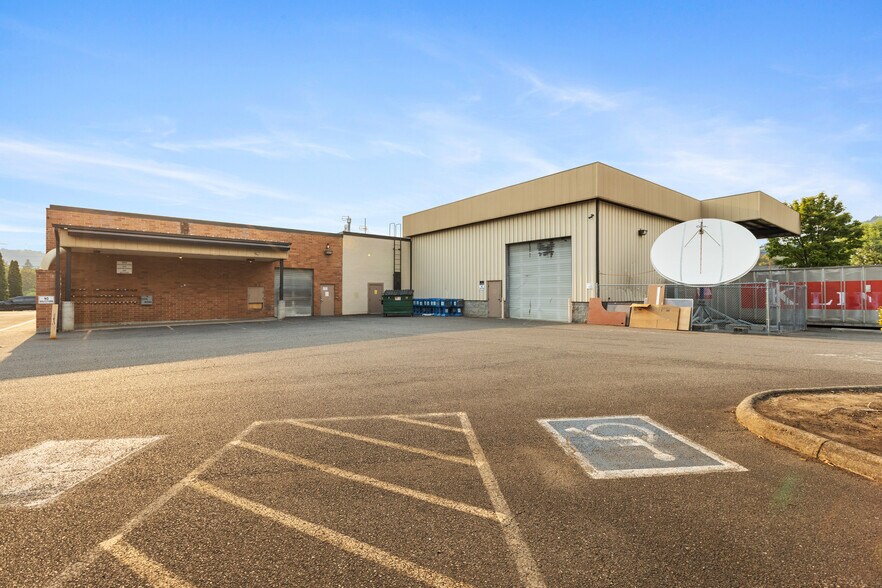 More Photos Of 345 NE Winchester St, Roseburg Light Manufacturing For Lease