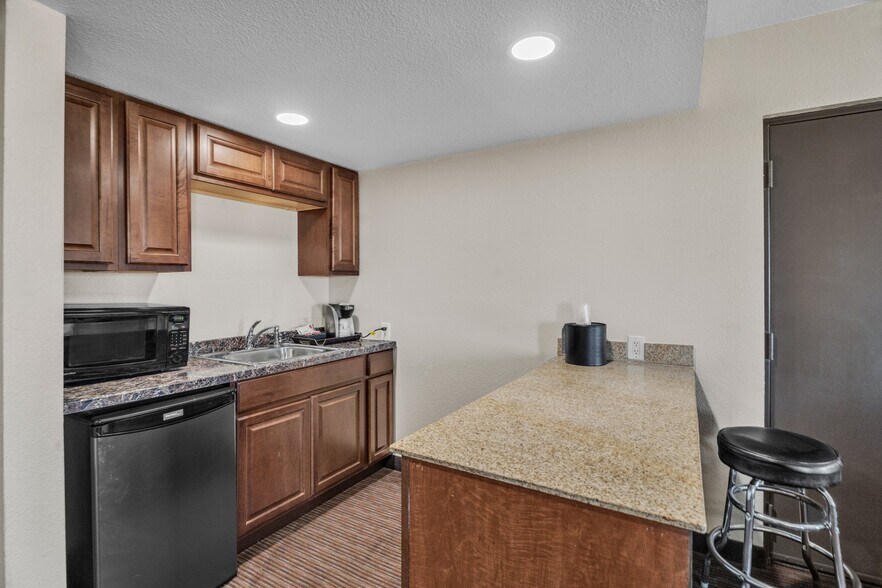 More Photos Of 3100 W Wall St, Midland Hotel For Sale