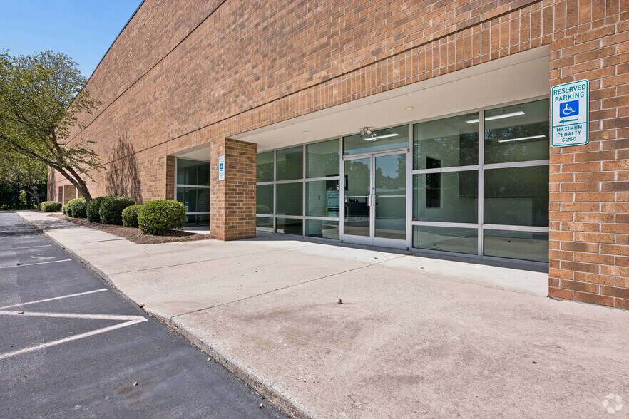 More Photos Of 6348 Burnt Poplar Rd, Greensboro Warehouse For Lease