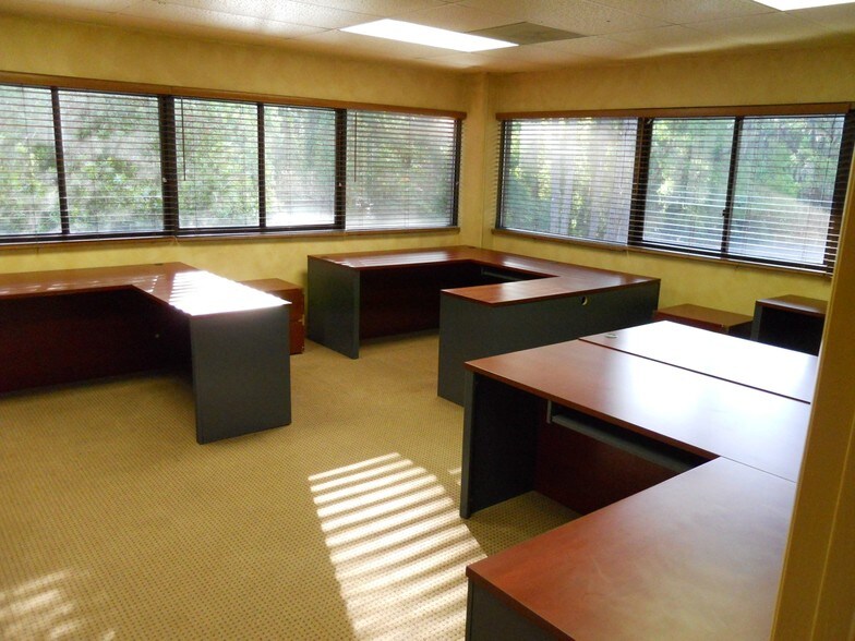More Photos Of 32 Office Park Rd, Hilton Head Island Office For Lease