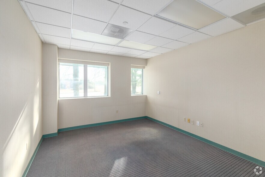 More Photos Of 47 Commerce Dr, Cranbury Light Distribution For Sale